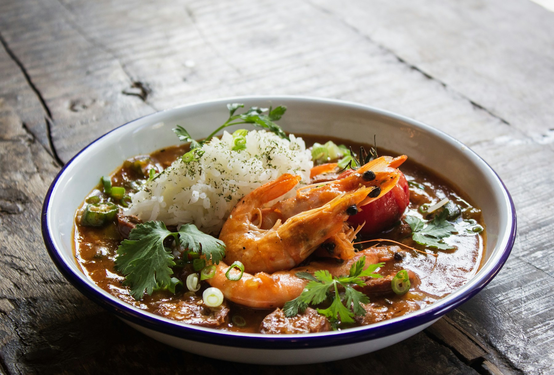 Curry mit Garnelen, Reis und frischen Kräutern